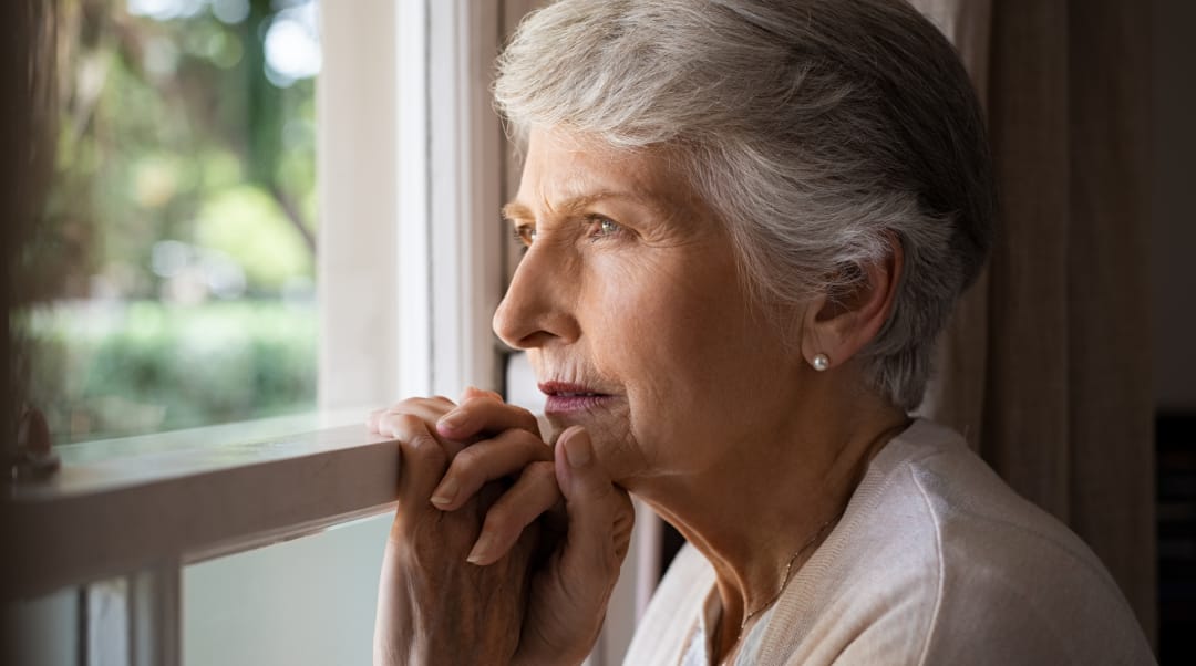 mujer mirando por la ventana